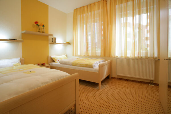 Schlafzimmer Ferienwohnungen 2 und 3 Parkvilla Steins