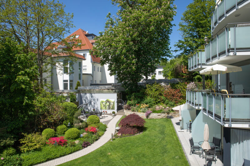 Blick in den Garten von der Parkvilla Steins aus gesehen