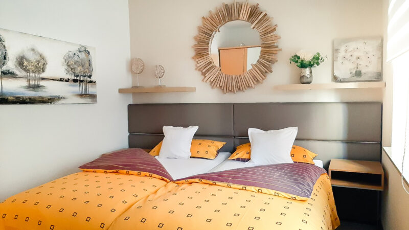 Doppelbett im Schlafzimmer der Ferienwohnung 3