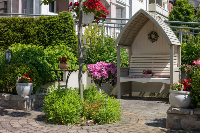 Sitzgruppe mit Blumen vor der Parkvilla Steins